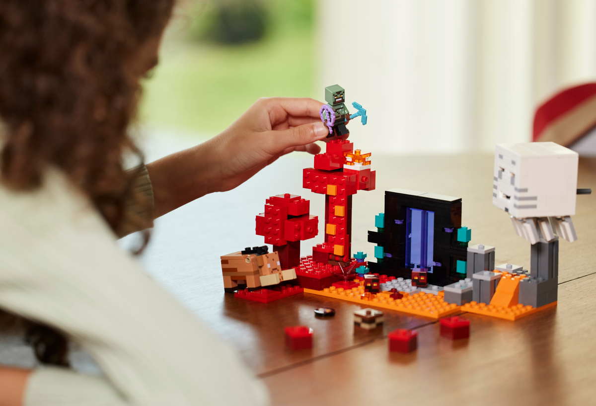LEGO Minecraft The Nether Portal Ambush 21255 Building Set (352 Pieces) - View 9