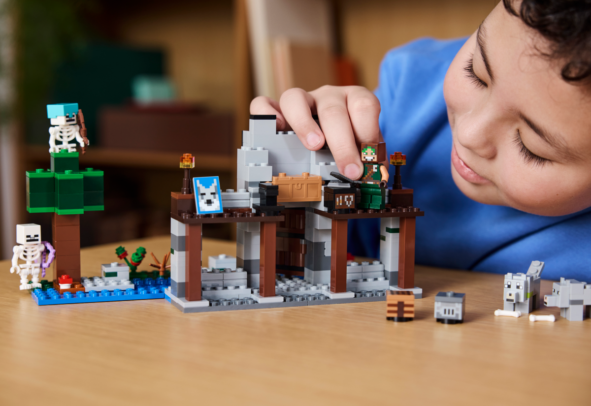 LEGO Minecraft The Wolf Stronghold 21261 Building Set (312 Pieces) - View 8