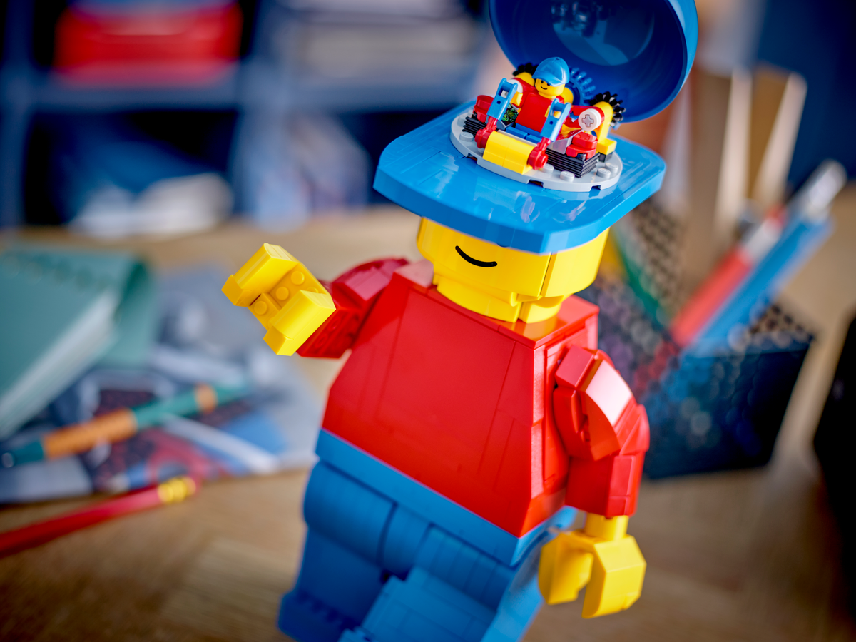 LEGO Minifigures Up-Scaled LEGO Minifigure 40649 Building Set (654 Pieces) - View 5