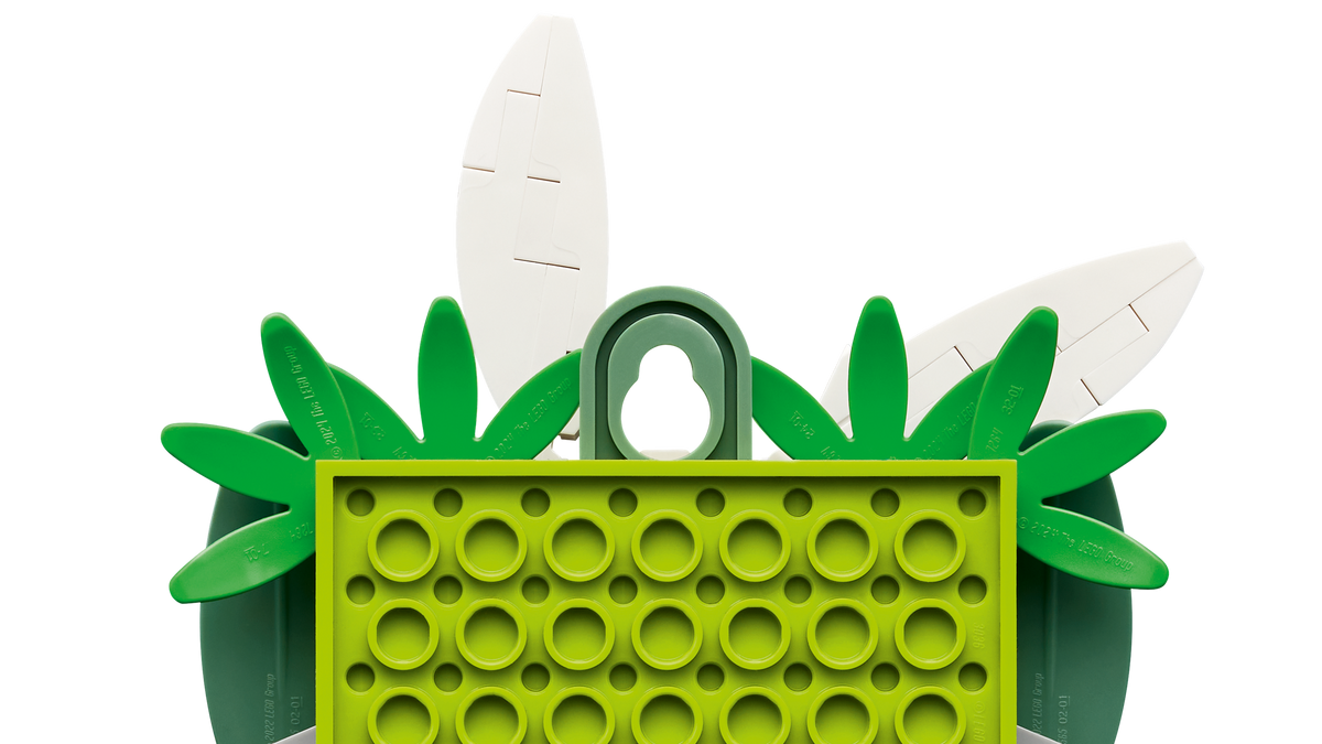 LEGO Spring Wreath 40957 Building Set (747 Pieces) - View 4