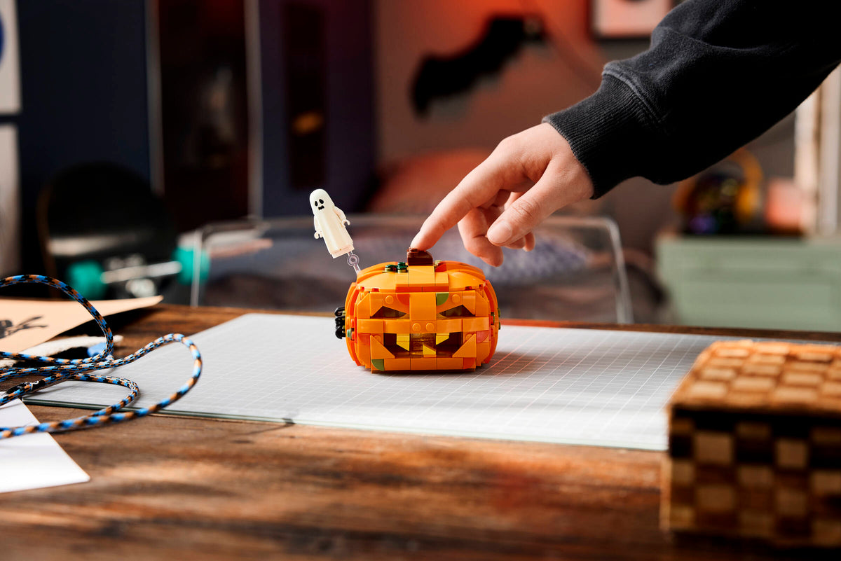 LEGO Halloween Pumpkin Lantern 40872 Building Set (323 Pieces) - View 12