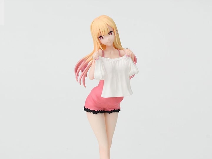 Sega My Dress-Up Darling Luminasta Marin Kitagawa (Trying On) 7.08-Inch Figure - View 2