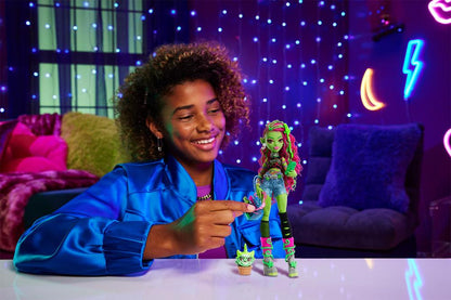 Mattel Monster High Core Venus McFlytrap 10-Inch Doll - View 10