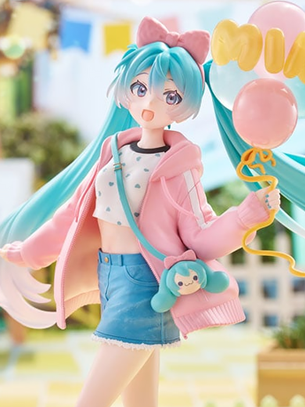 FuRyu Vocaloid Muchute Hatsune Miku (Theme Park Date Ver.) Figure 7.5-Inch