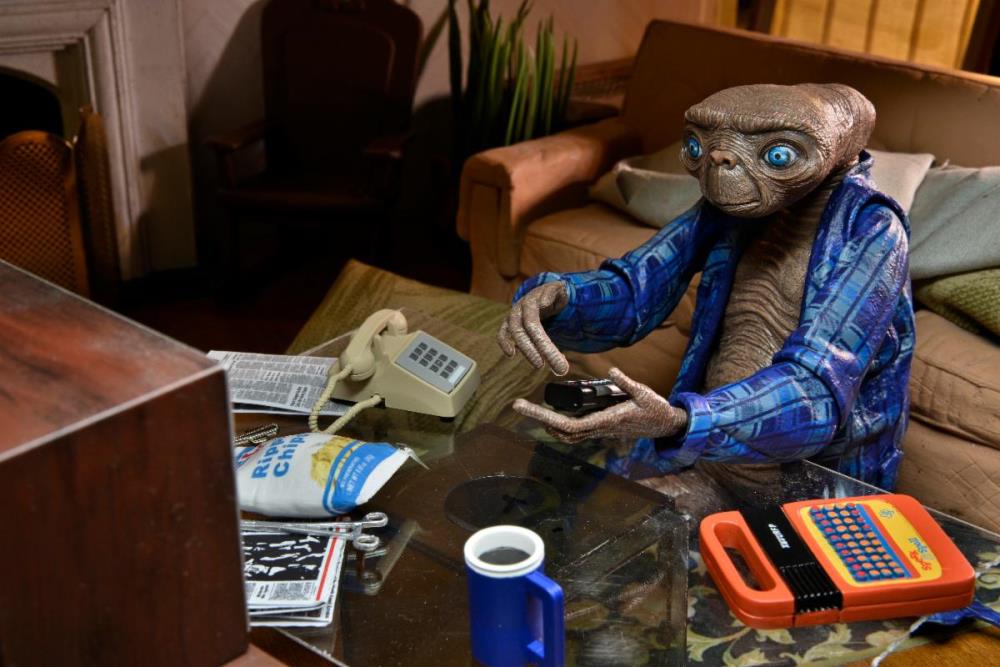 NECA E.T. the Extra-Terrestrial 40th Anniversary Ultimate Telepathic E.T. Figure - View 4