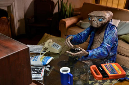 NECA E.T. the Extra-Terrestrial 40th Anniversary Ultimate Telepathic E.T. Figure - View 4