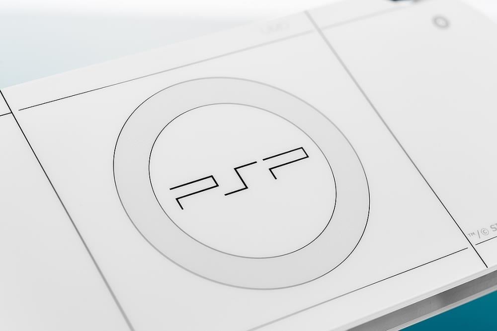 Good Smile PlayStation PSP (PlayStation Portable) Rattle Acrylic Standee (White Ver.) - View 6
