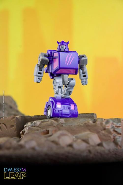Dr. Wu DW-E37M Leap and DW-E38M Pulse Gun Plastic Figure Set - View 4