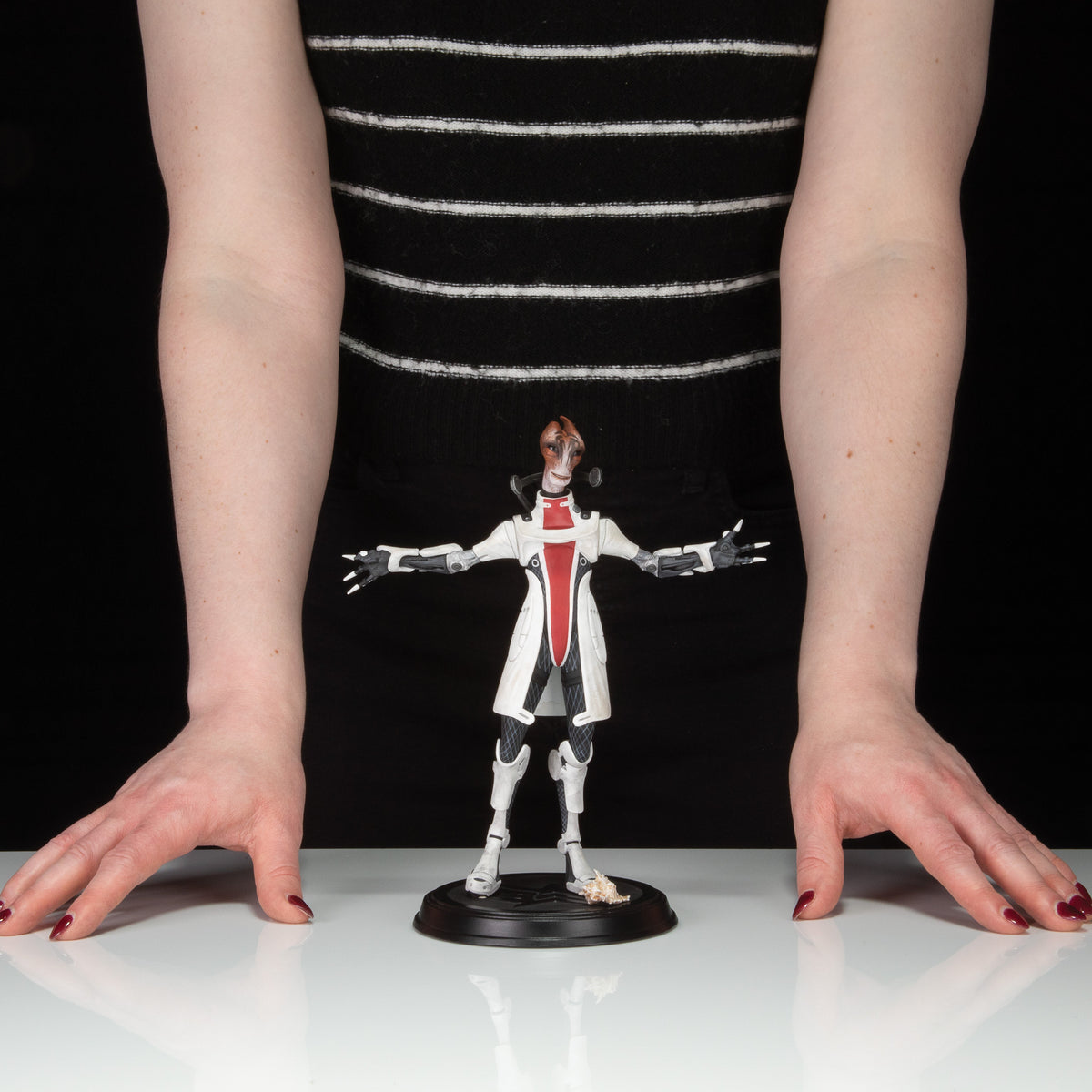 Dark Horse Mass Effect Mordin Solus 9-Inch PVC Figure - View 15