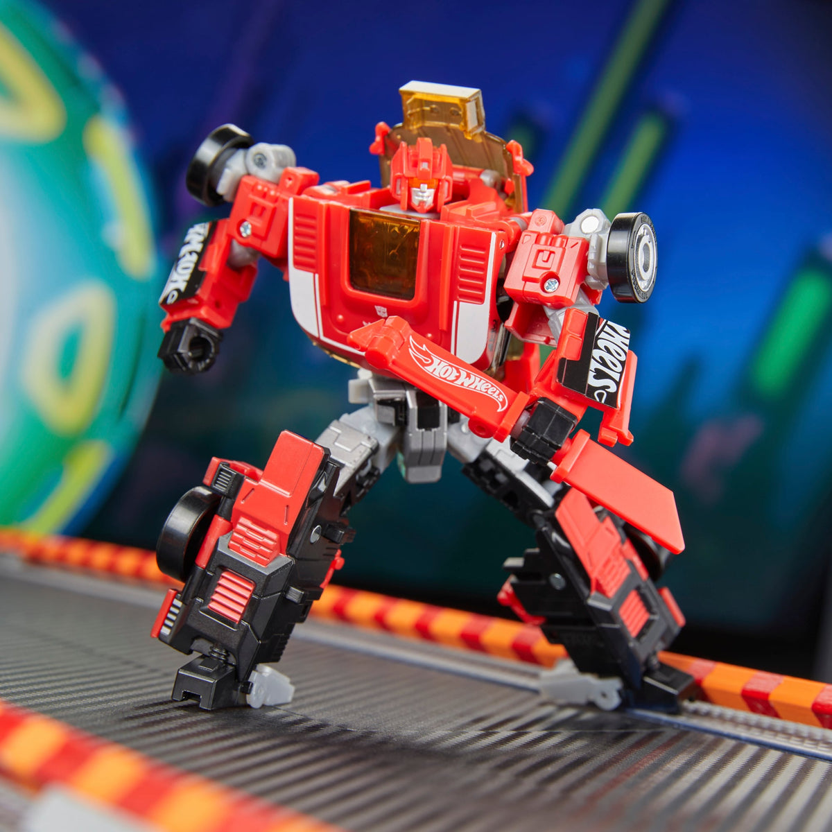 Hasbro Transformers Collaborative Hot Wheels x Transformers Deluxe Class GT-Scorcher 5-Inch Figure - View 9