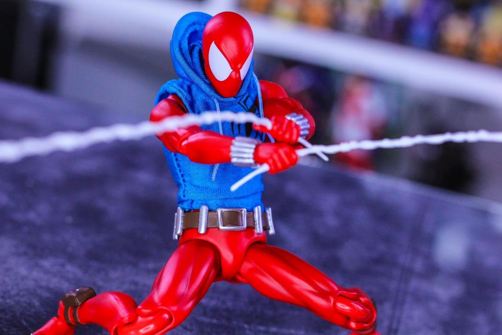 Medicom Toy MAFEX Marvel No.186 Scarlet Spider (Comic Ver.) 1/12 Scale Action Figure - View 3