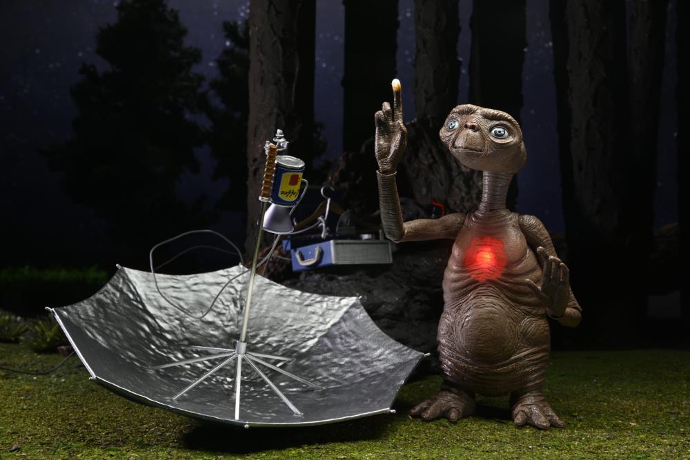 NECA E.T. the Extra-Terrestrial 40th Anniversary Ultimate E.T. Deluxe Action Figure Set - View 4