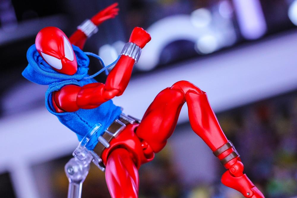 Medicom Toy MAFEX Marvel No.186 Scarlet Spider (Comic Ver.) 1/12 Scale Action Figure - View 6
