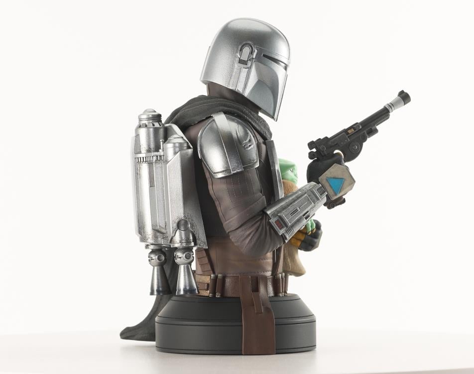 Diamond Select Toys Star Wars The Mandalorian and Grogu 1/6 Scale Limited Edition Bust - View 9