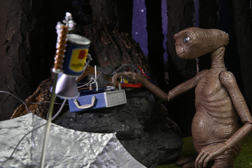 NECA E.T. the Extra-Terrestrial 40th Anniversary Ultimate E.T. Deluxe Action Figure Set - View 6