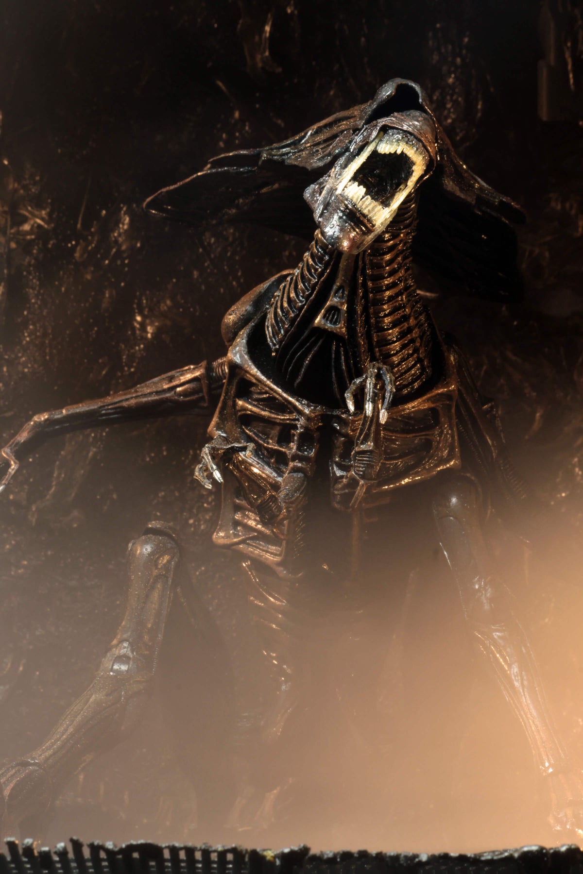NECA Alien Resurrection Ultra Deluxe Alien Queen 30-Inch Figure with 30 Articulation Points - View 9