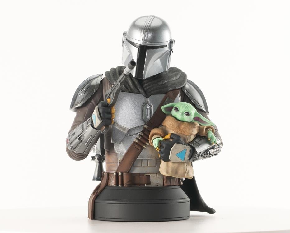 Diamond Select Toys Star Wars The Mandalorian and Grogu 1/6 Scale Limited Edition Bust - View 3