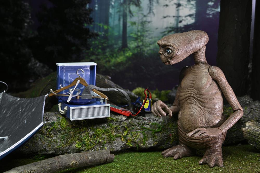 NECA E.T. the Extra-Terrestrial 40th Anniversary Ultimate E.T. Deluxe Action Figure Set - View 5