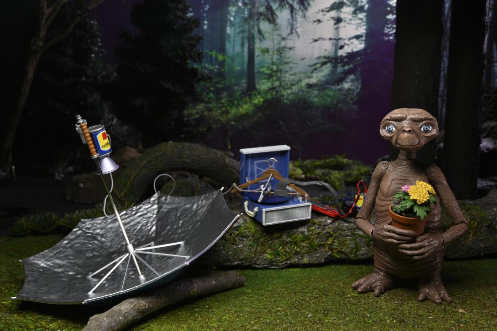 NECA E.T. the Extra-Terrestrial 40th Anniversary Ultimate E.T. Deluxe Action Figure Set - View 3