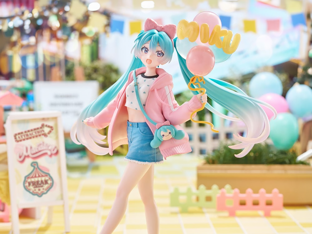FuRyu Vocaloid Muchute Hatsune Miku (Theme Park Date Ver.) Figure 7.5-Inch - View 2