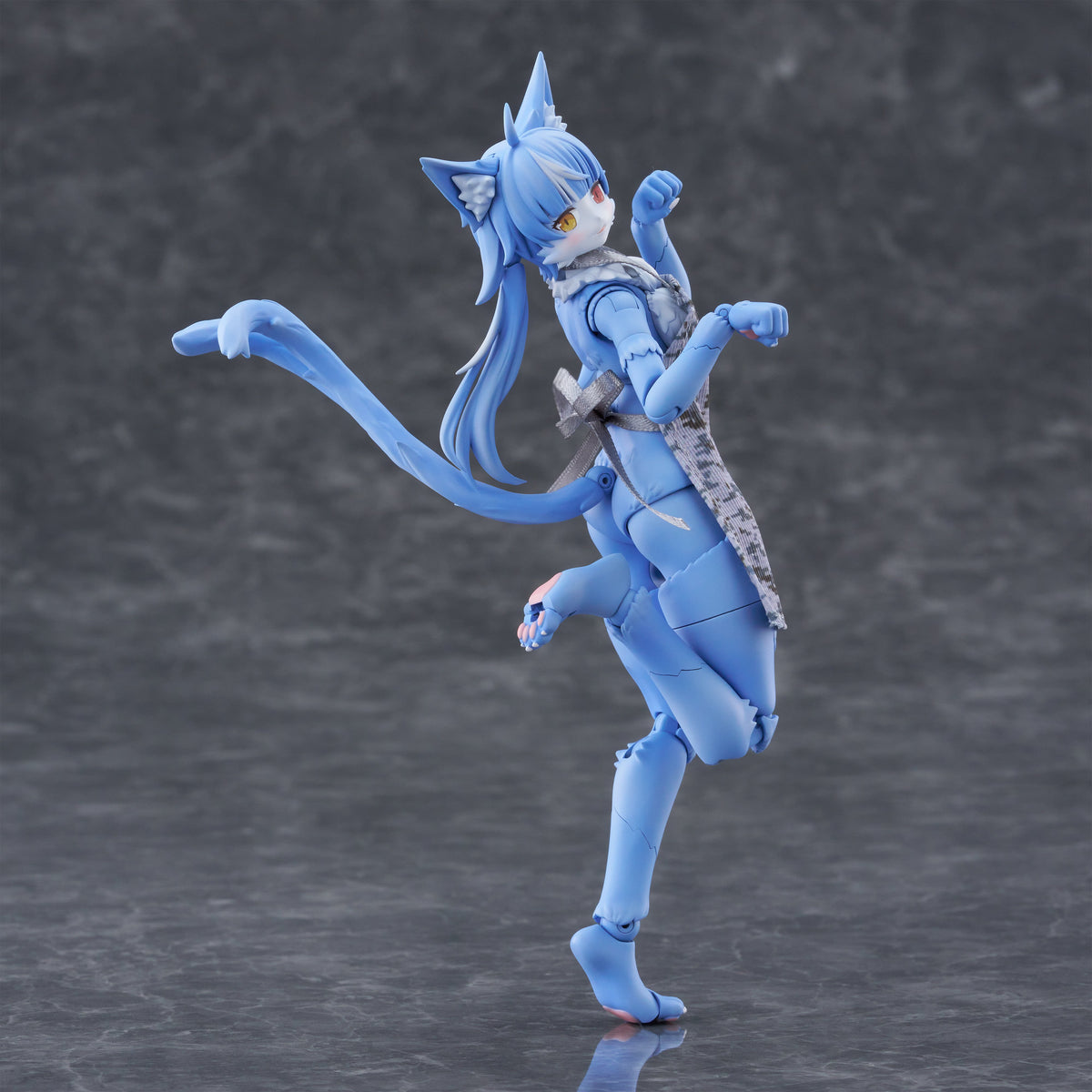 Aoshima KemoPla Omaneko Model Kit in ABS and PVC (5.8-Inch) - View 3