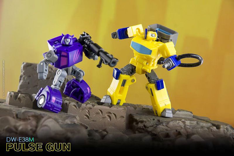 Dr. Wu DW-E37M Leap and DW-E38M Pulse Gun Plastic Figure Set - View 3