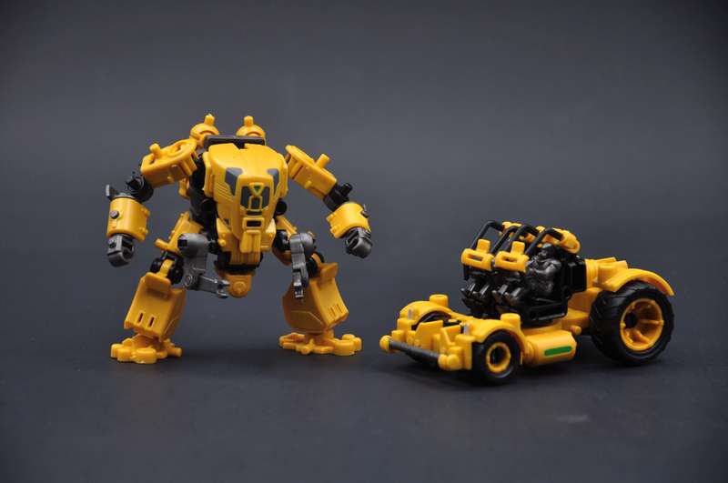 Rihio Multiabyss V-Link Mecha Defender + Construction (Yellow) 1/60 Scale Model Kit - View 3